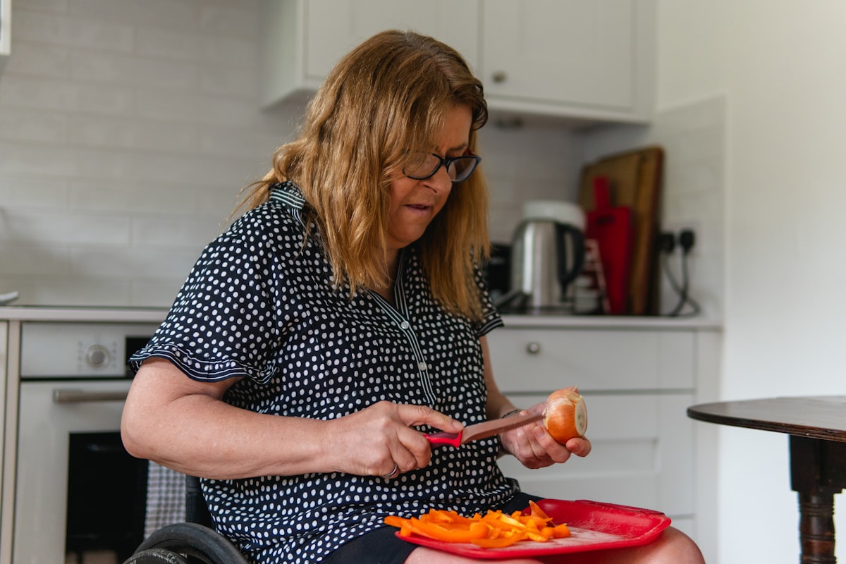 Nutricionista especialista en nutrición geriátrica trabajando con paciente mayor